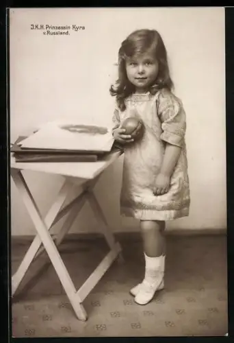 AK Prinzessin Kyra von Russland neben einem Tisch