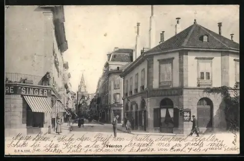 AK Yverdon, Strassenpartie mit Geschäft Singer und Turm