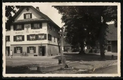 AK Niederwil /Aargau, Gasthaus zum Kreuz mit Brunnenplatz