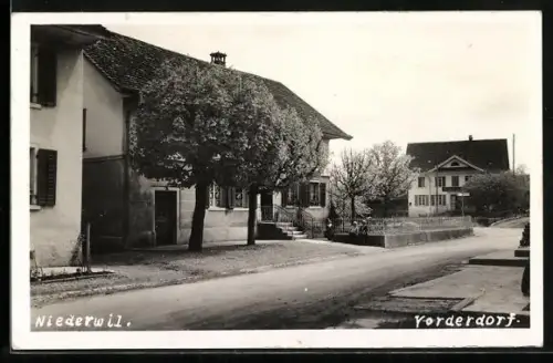 AK Niederwil, Vorderdorf, Strassenpartie mit Gasthaus