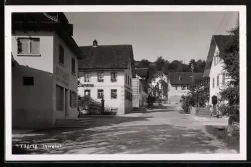 AK Tägerig /Aargau, Strassenpartie mit Weinhandlung im Sonnenschein
