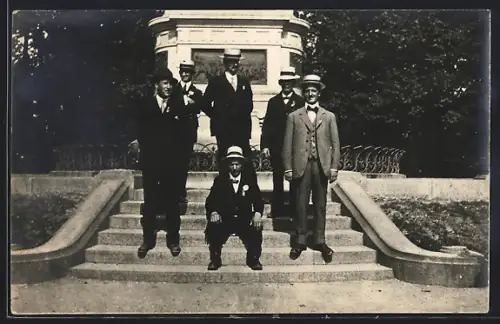 Foto-AK Basel, Männer vor dem Strassburger-Denkmal