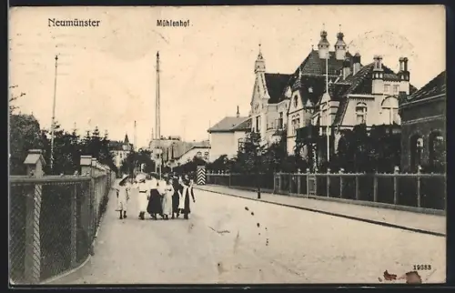 AK Neumünster, Mühlenhof-Strasse mit Frauen