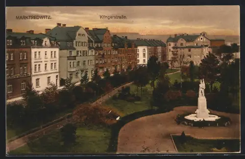 AK Marktredwitz, Blick auf die Klingerstrasse mit Denkmal im Park