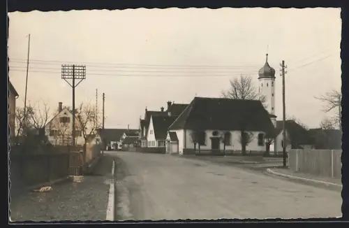 Foto-AK Gersthofen, Strassenpartie im Ort mit Blick zur Kirche