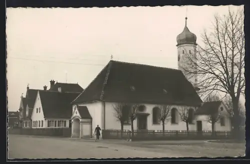 Foto-AK Gersthofen, Partie an der Kirche mit Pfarrer