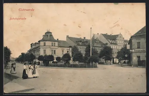 AK Elsterwerda, Bahnhofstrasse mit Denkmal