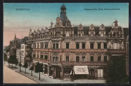 AK Bitterfeld, Kaiserstrasse Ecke Bismarckstrasse mit Schokoladengeschäft von Friedrich Ahrens