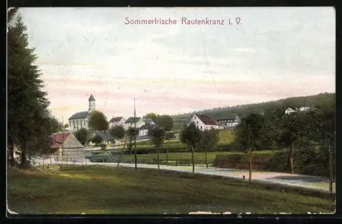 AK Rautenkranz i. V., Ortsansicht mit Kirche und Strasse
