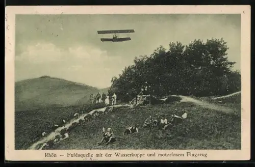 AK Wasserkuppe /Rhön, Fuldaquelle, motorloses Flugzeug, Jugendgruppe