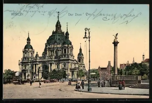 AK Berlin, Dom, Platzansicht mit Säule und Passanten