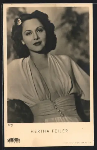 AK Schauspielerin Hertha Feiler in weissem Kleid