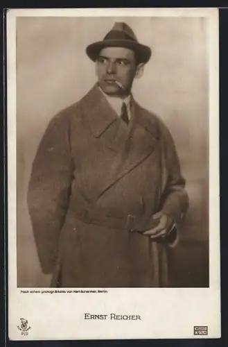 AK Schauspieler Ernst Reicher im Mantel posierend