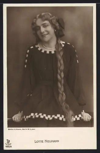 AK Schauspieler Lotte Neumann mit einem langen Zopf
