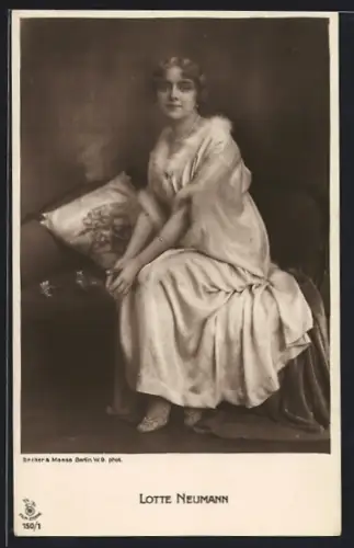 AK Schauspieler Lotte Neumann in weissem Kleid mit Pelzärmeln und Kragen