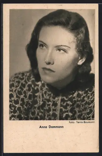 AK Schauspielerin Anna Dammann mit gemusterter Bluse