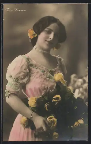 AK Schauspielerin Tina Lerner in sommerlichem Kleid mit Blumenstrauss