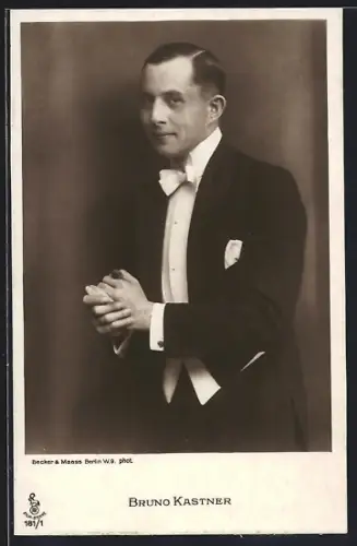 AK Schauspieler Bruno Kastner im schwarzen Anzug mit Fliege