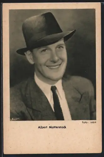 AK Schauspieler Albert Matterstock mit Hut in die Kamera lächelnd