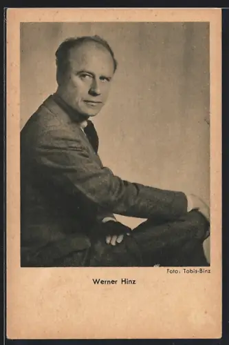 AK Schauspieler Werner Hinz, sitzend mit verschränkten Beinen, der Blick zur Seite gerichtet