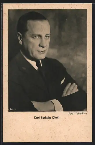 AK Schauspieler Karl Ludwig Diehl mit angewinkelten Armen