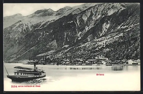 AK Brienz, Blick zum Ort hin vom Brienzersee aus mit Seitenraddampfer