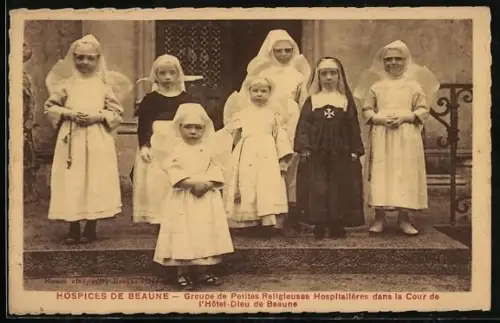 AK Beaune, Hospices, Groupe de Petites Religieuses Hospitalieres dans la Cour de l`Hotel-Dieu