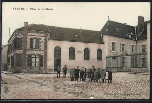 AK Vertus, Place de la Mairie avec Gendarmerie Nationale