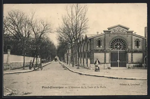 AK Pont-Faverger, L`Avenue de la Gare et la Halle