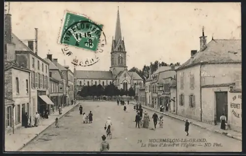AK Mourmelon-le-Grand, La Place d`Armes et l`Eglise