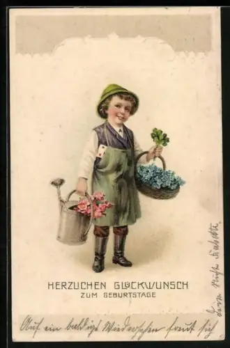 Künstler-AK Kleiner Gärtner mit roter Schürze, Giesskanne und Blumenkorb, Geburtstagsgrüsse