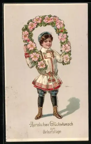 Präge-AK Junge mit einem Blumenkranz in Hufeisenform, Herzlichen Glückwunsch zum Geburtstag