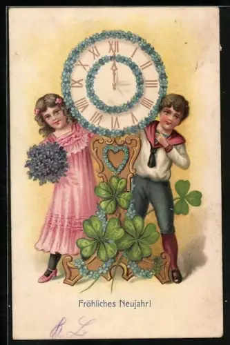 Präge-AK Zwei Kinder bei einer Uhr zu Mitternacht, Klee und Vergissmeinnicht, Fröhliches Neujahr