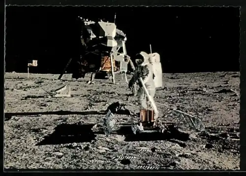 AK US-Astronaut Edwin Buzz Aldrin errichtet einen Laserreflektor auf dem Mond, Raumfahrt