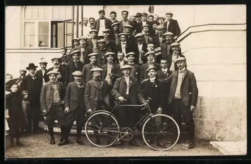 Foto-AK Männer mit Fahrrad