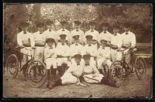 Foto-AK Männer in Uniform mit Fahrrädern