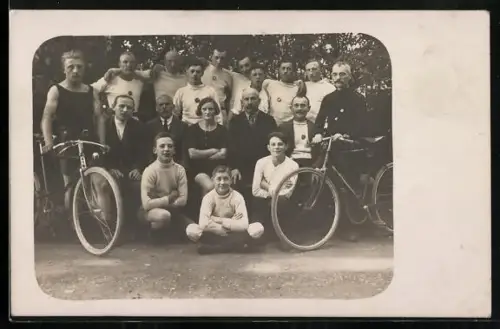 Foto-AK Männer mit Fahrrädern