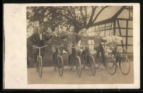 Foto-AK Männer Arm in Arm mit Fahrrädern