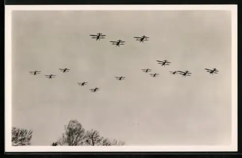 AK Flugzeuge in Formation zu Ludendorffs 70. Geburtstag