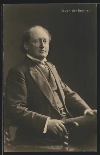 AK Schauspieler F. van Stucken auf verziertem Holzstuhl