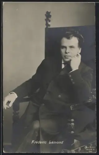AK Schauspieler Fréderic Lamond in nachdenklicher Pose