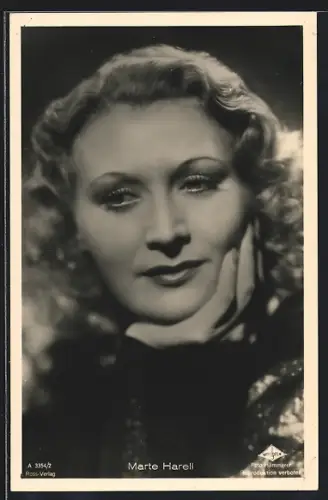 AK Schauspieler Marte Harell, verträumt blickend