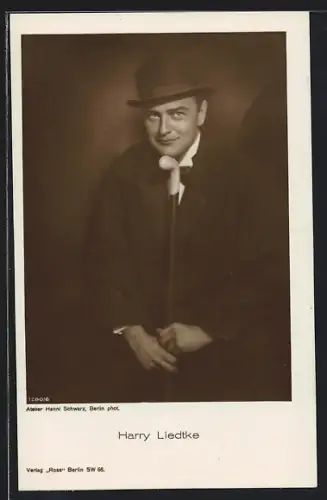 AK Schauspieler Harry Liedtke im Anzug mit Melone und Spazierstock posierend