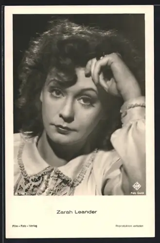AK Schauspielerin Zarah Leander mit einem neutralen Blick