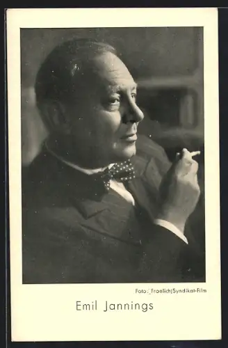 AK Schauspieler Emil Jannings mit Zigarette