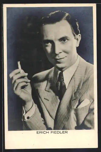 AK Schauspieler Erich Fiedler mit aufmerksamem Blick und Zigarette