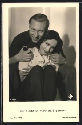 AK Schauspieler Carl Raddatz und Hannelore Schroth, in einer freundschaftlichen Umarmung
