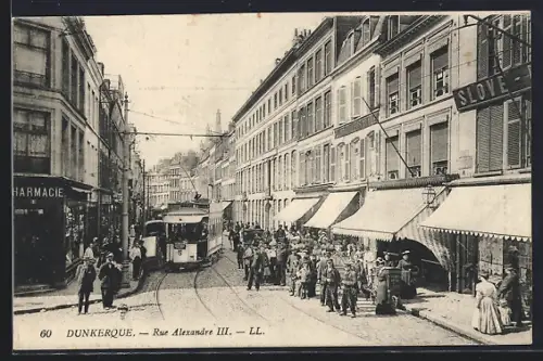 AK Dunkerque, Rue Alexandre III., Strassenpartie mit Strassenbahn