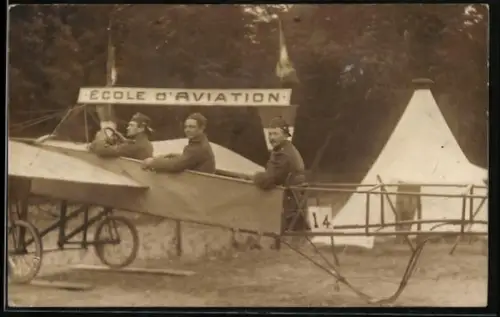 Foto-AK Ecole d`Aviation, Männer in einem Flugzeug