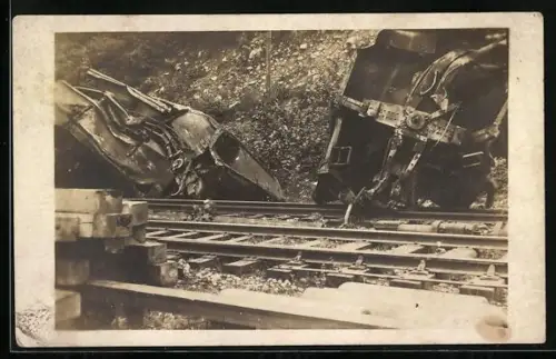 Foto-AK Eisenbahnkatastrophe, zerstörter Zug